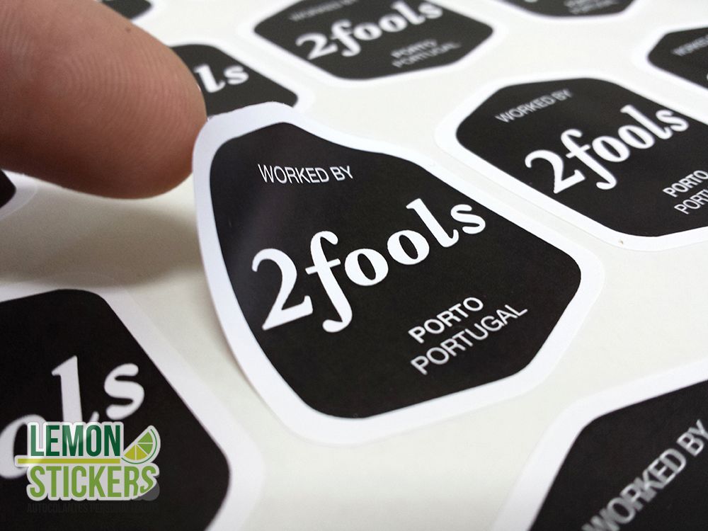 Autocolantes em vinil branco com corte especial 2fools Porto
