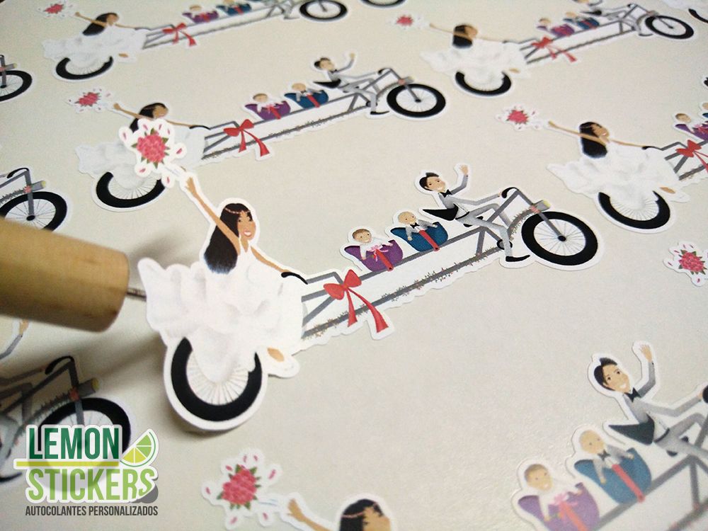 Autocolantes em vinil branco recortados à forma com noivos numa bicicleta